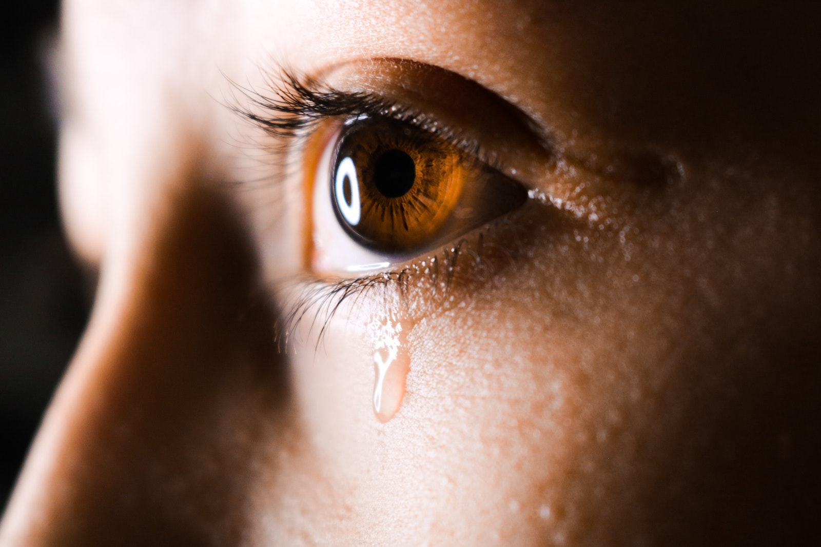 13 lucruri mai puţin cunoscute despre lacrimi. Ce sunt acestea şi de ce plângem